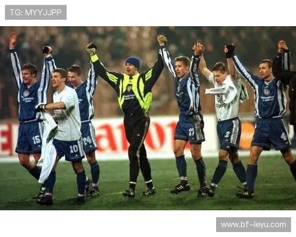 舍甫琴科经典射门再现乌克兰足球辉煌瞬间