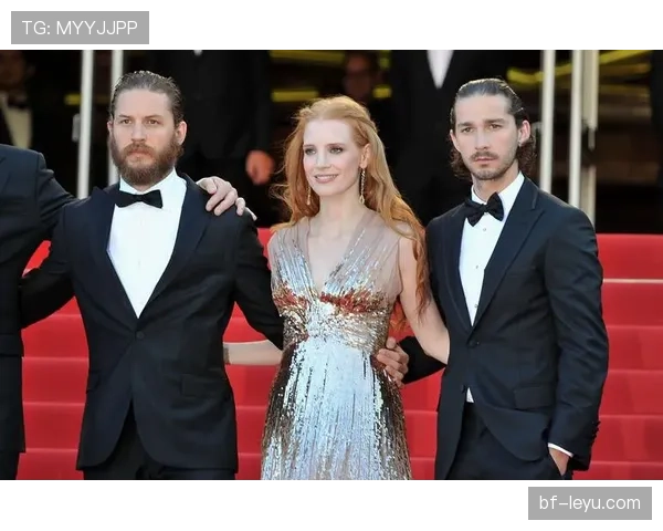 杰西卡·哈迪展现非凡出发能力，引发媒体广泛关注